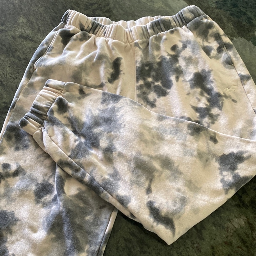 Hollister - Ultra High-rise, black and white marble sweatpants
